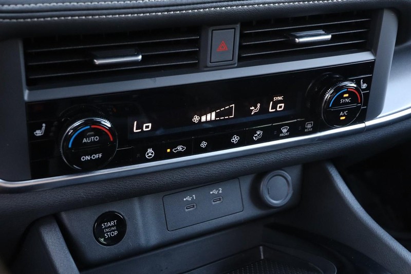 Nissan Rogue Vehicle Image 18