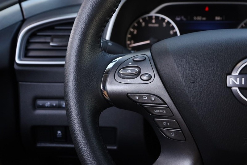 Nissan Murano Vehicle Image 11