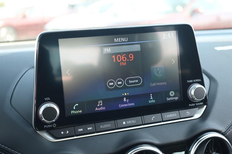 Nissan Sentra Vehicle Image 11