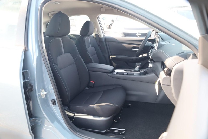 Nissan Sentra Vehicle Image 24