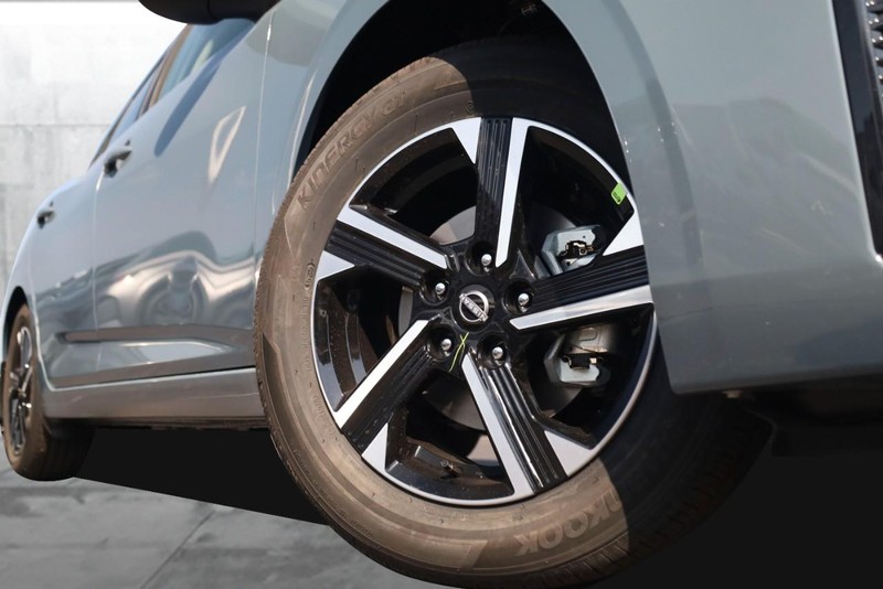 Nissan Sentra Vehicle Image 03