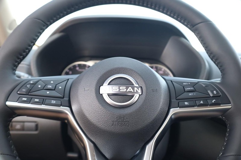Nissan Sentra Vehicle Image 09