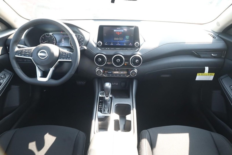 Nissan Sentra Vehicle Image 11