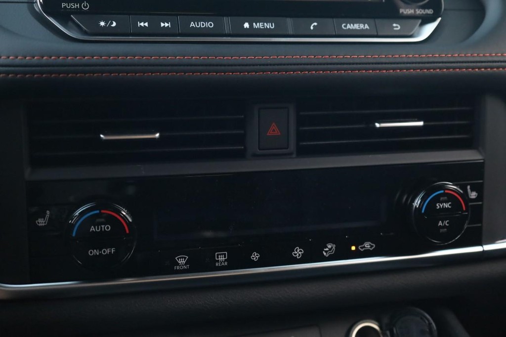 Nissan Rogue Vehicle Image 13