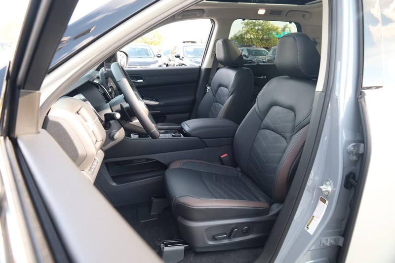 Nissan Pathfinder Vehicle Image 11