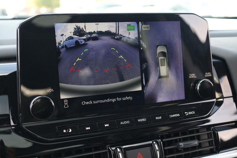 Nissan Pathfinder Vehicle Image 16