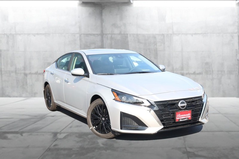 Nissan Altima Vehicle Image 02