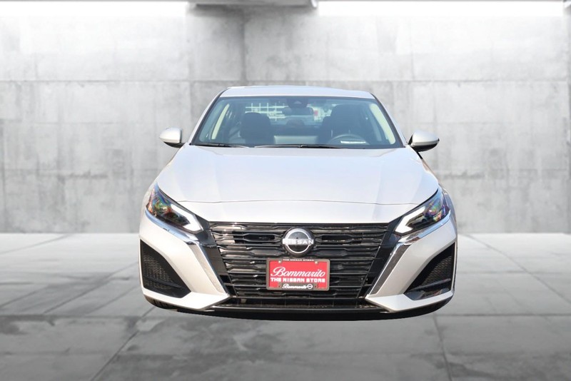 Nissan Altima Vehicle Image 04