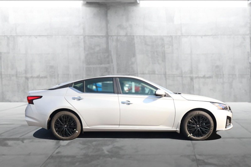 Nissan Altima Vehicle Image 05