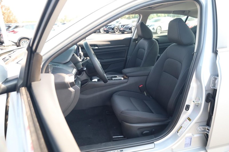 Nissan Altima Vehicle Image 09