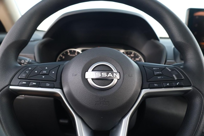 Nissan Altima Vehicle Image 10