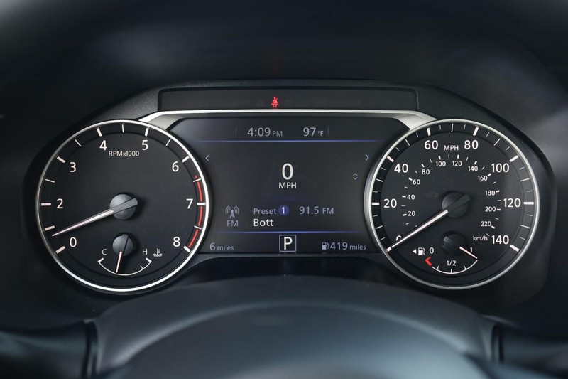 Nissan Altima Vehicle Image 11