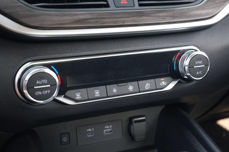 Nissan Altima Vehicle Image 14