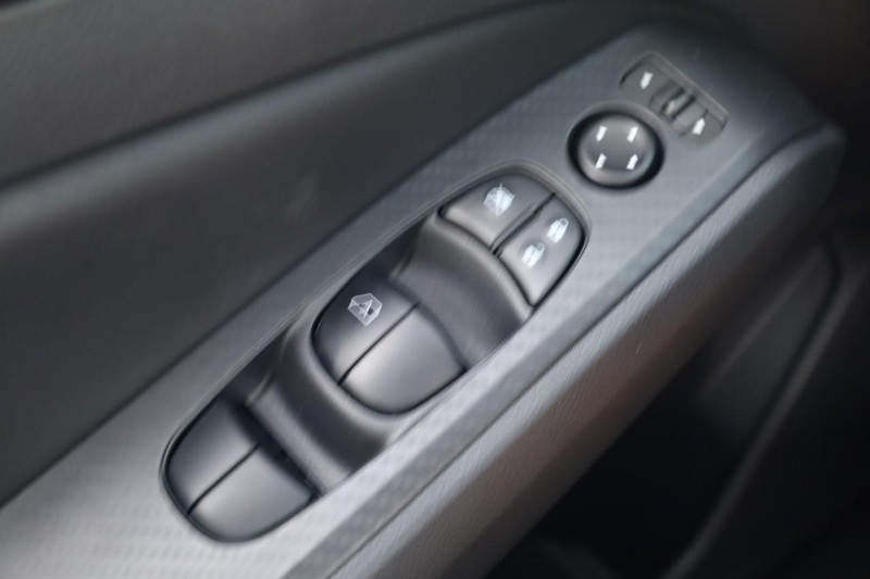 Nissan Altima Vehicle Image 18