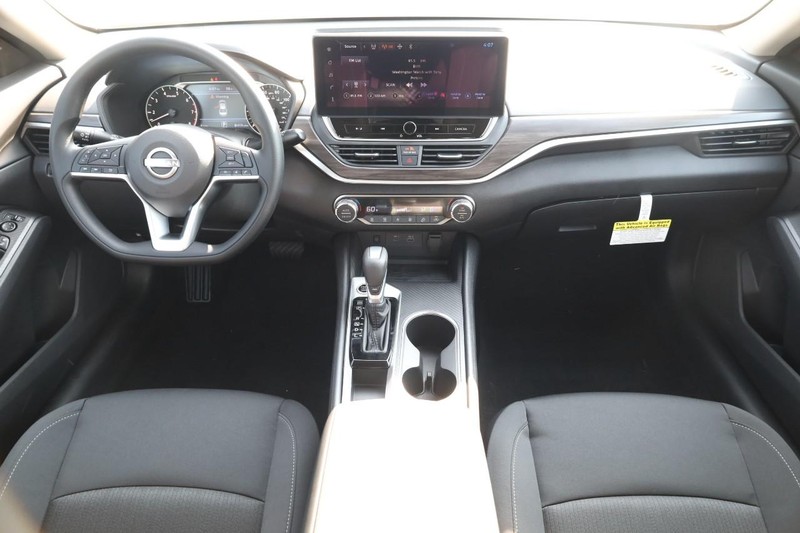 Nissan Altima Vehicle Image 22