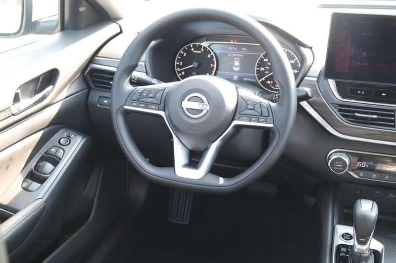 Nissan Altima Vehicle Image 23
