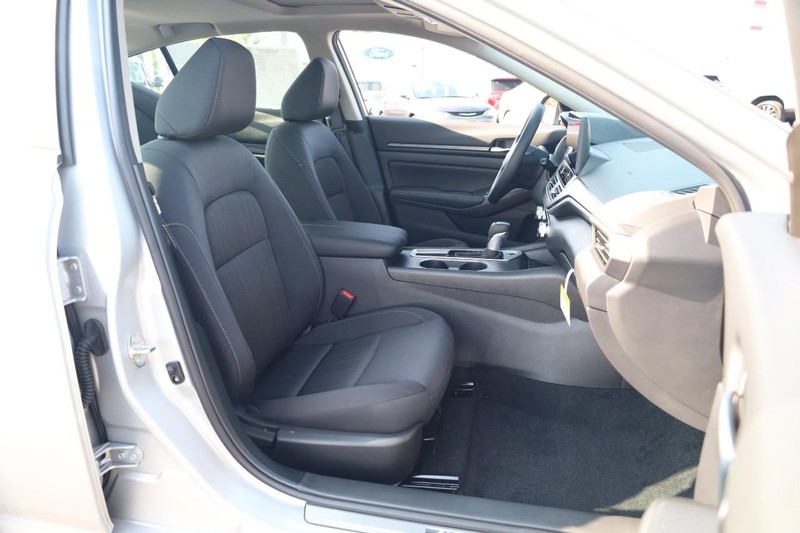 Nissan Altima Vehicle Image 24