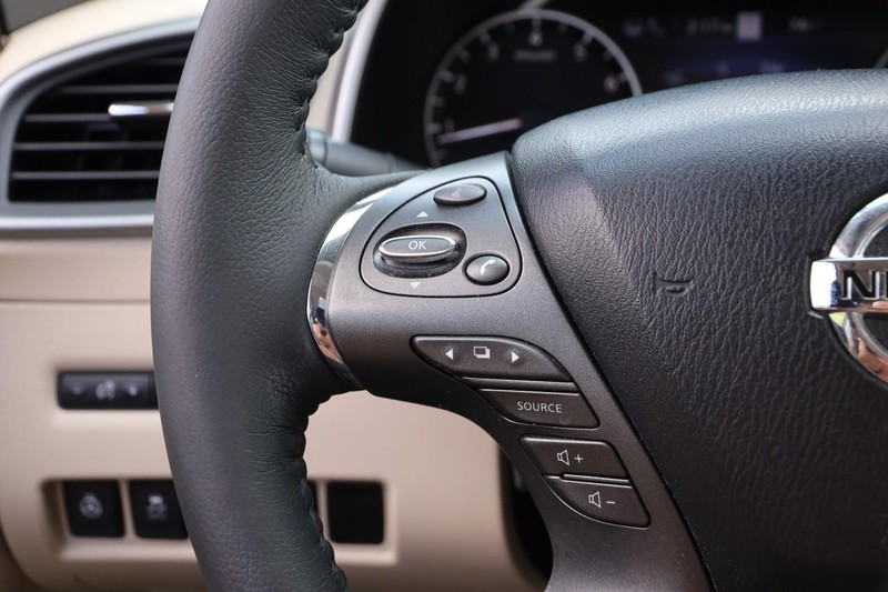 Nissan Murano Vehicle Image 13