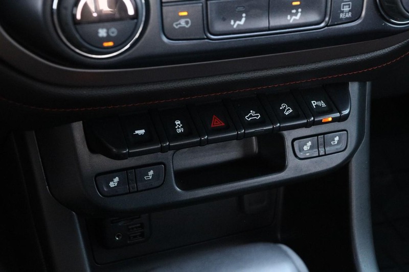 GMC Canyon Vehicle Image 16