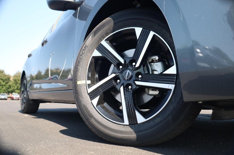 Nissan Sentra Vehicle Image 03