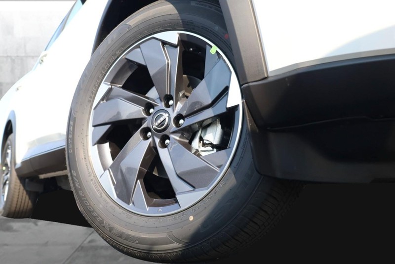 Nissan Rogue Vehicle Image 03