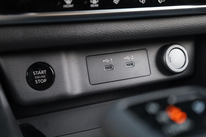 Nissan Rogue Vehicle Image 14
