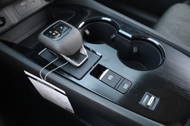 Nissan Rogue Vehicle Image 15