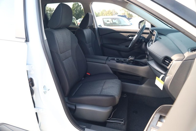 Nissan Rogue Vehicle Image 24