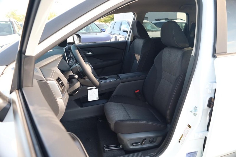 Nissan Rogue Vehicle Image 08