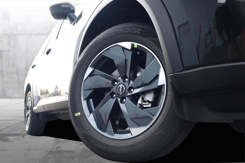 Nissan Rogue Vehicle Image 03