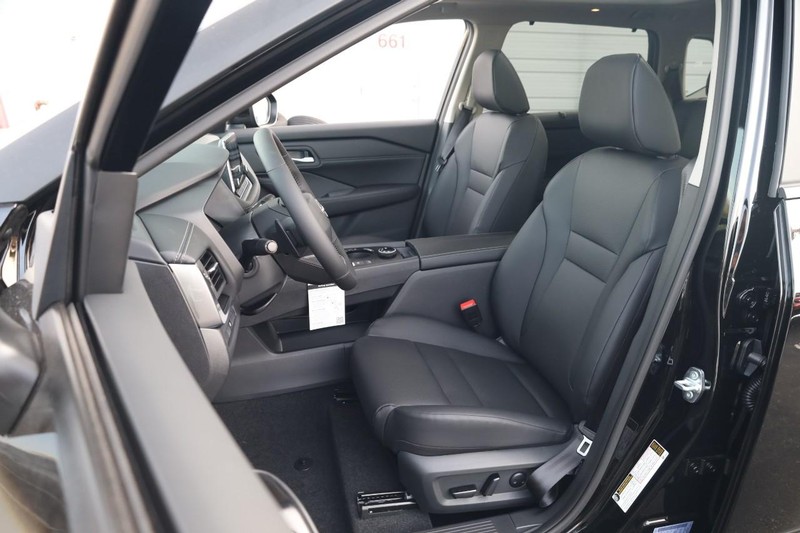 Nissan Rogue Vehicle Image 10