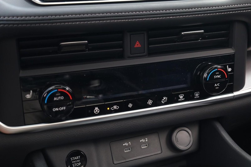 Nissan Rogue Vehicle Image 15