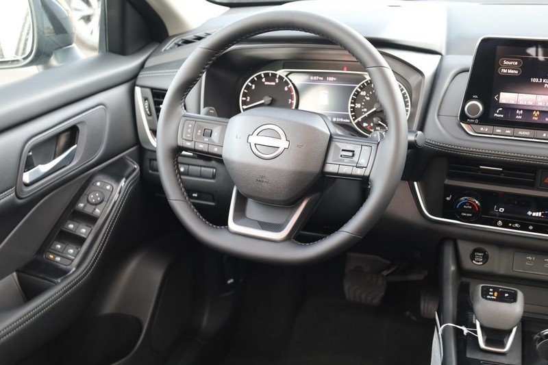 Nissan Rogue Vehicle Image 25