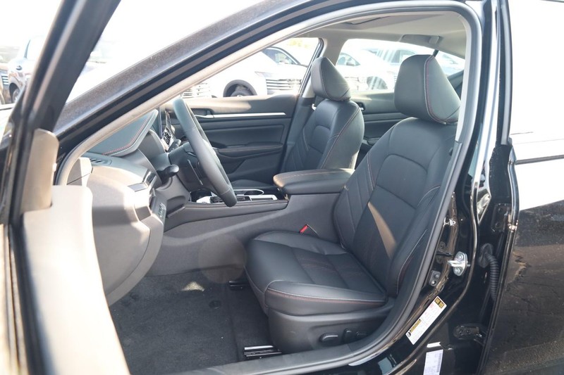 Nissan Altima Vehicle Image 09