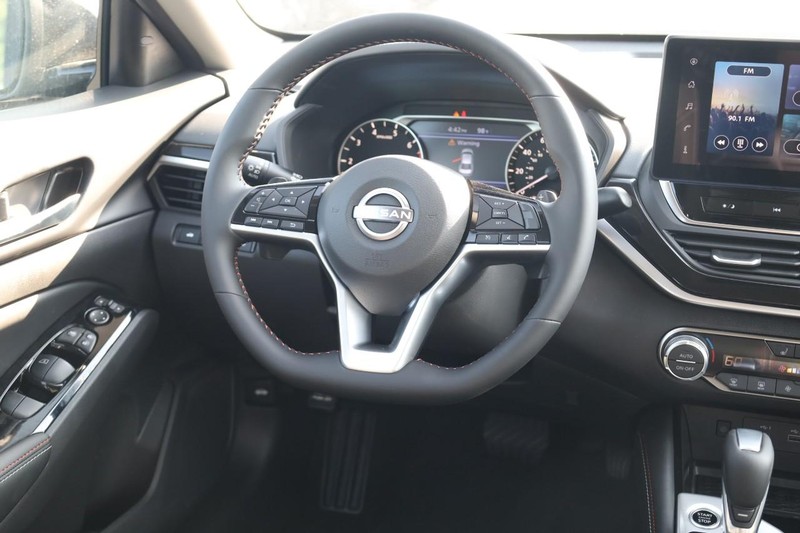 Nissan Altima Vehicle Image 24