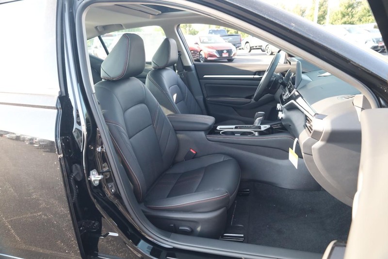 Nissan Altima Vehicle Image 25