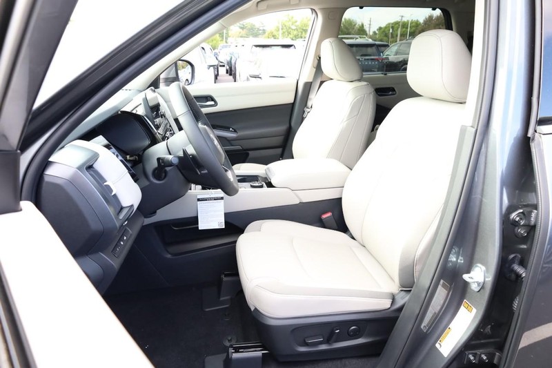 Nissan Pathfinder Vehicle Image 10