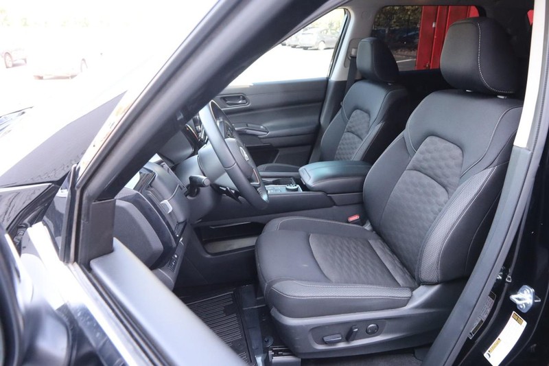 Nissan Pathfinder Vehicle Image 09