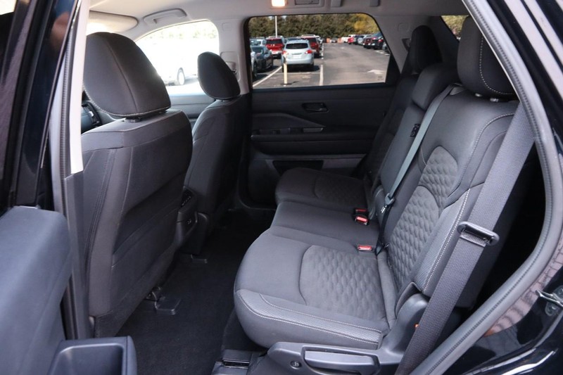 Nissan Pathfinder Vehicle Image 10