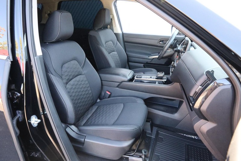 Nissan Pathfinder Vehicle Image 12