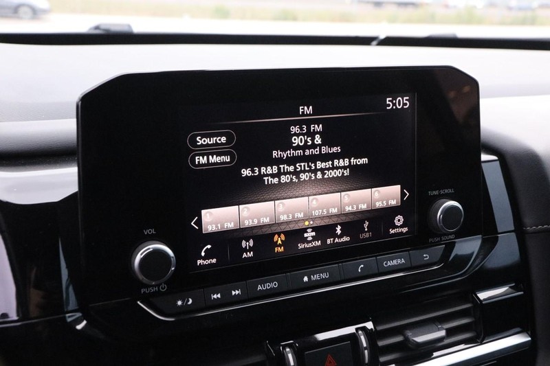 Nissan Pathfinder Vehicle Image 17