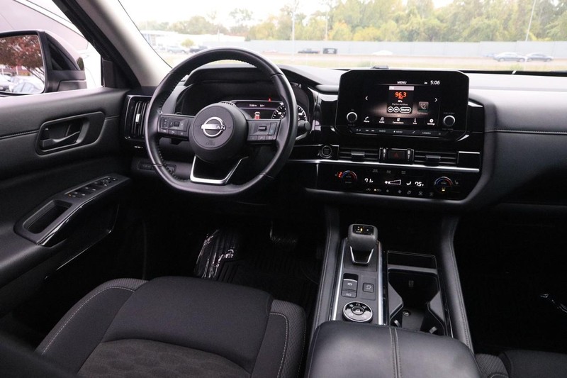 Nissan Pathfinder Vehicle Image 23