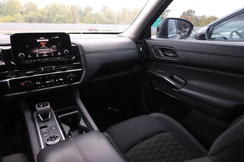 Nissan Pathfinder Vehicle Image 26