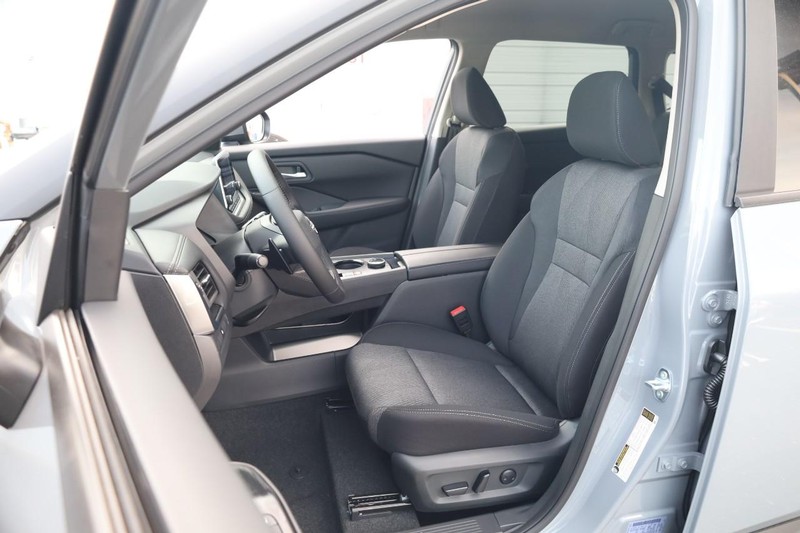 Nissan Rogue Vehicle Image 08