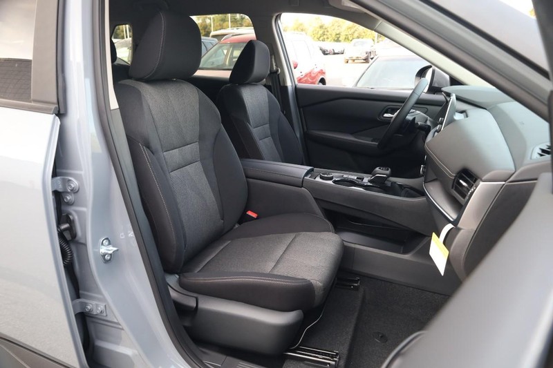 Nissan Rogue Vehicle Image 24