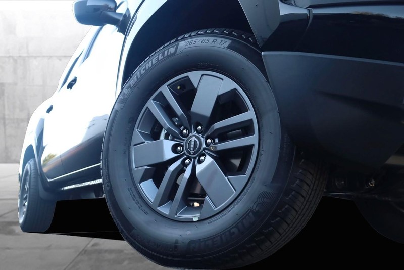 Nissan Frontier Vehicle Full-screen Gallery Image 3