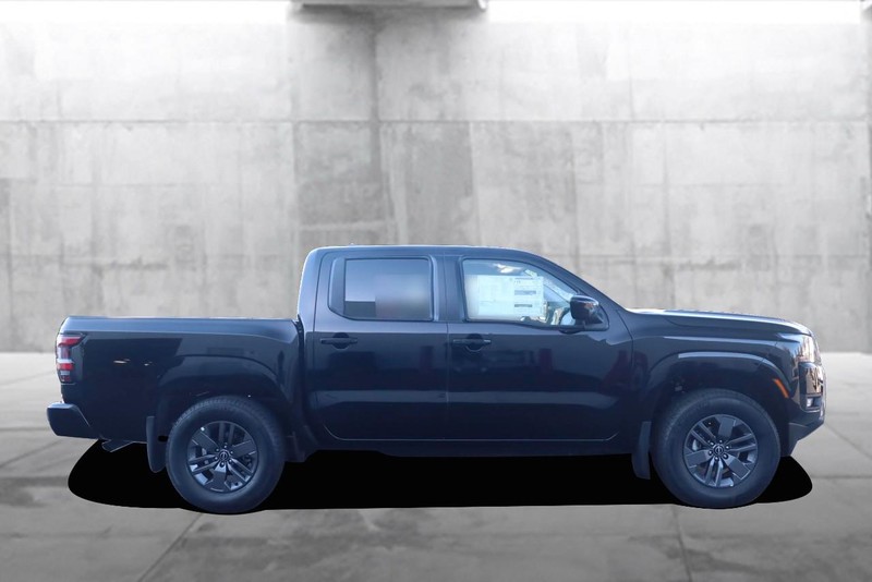 Nissan Frontier Vehicle Full-screen Gallery Image 5