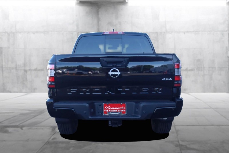 Nissan Frontier Vehicle Full-screen Gallery Image 6