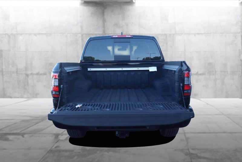 Nissan Frontier Vehicle Full-screen Gallery Image 7