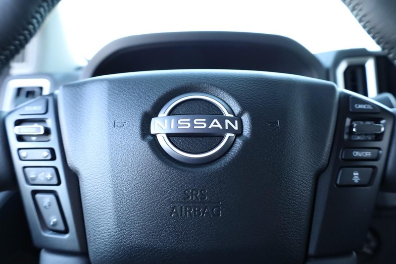 Nissan Frontier Vehicle Full-screen Gallery Image 9